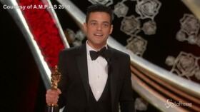 Rami Malek vince l’Oscar ma non si stacca dalla fidanzata: il lungo bacio a Lucy Boynton