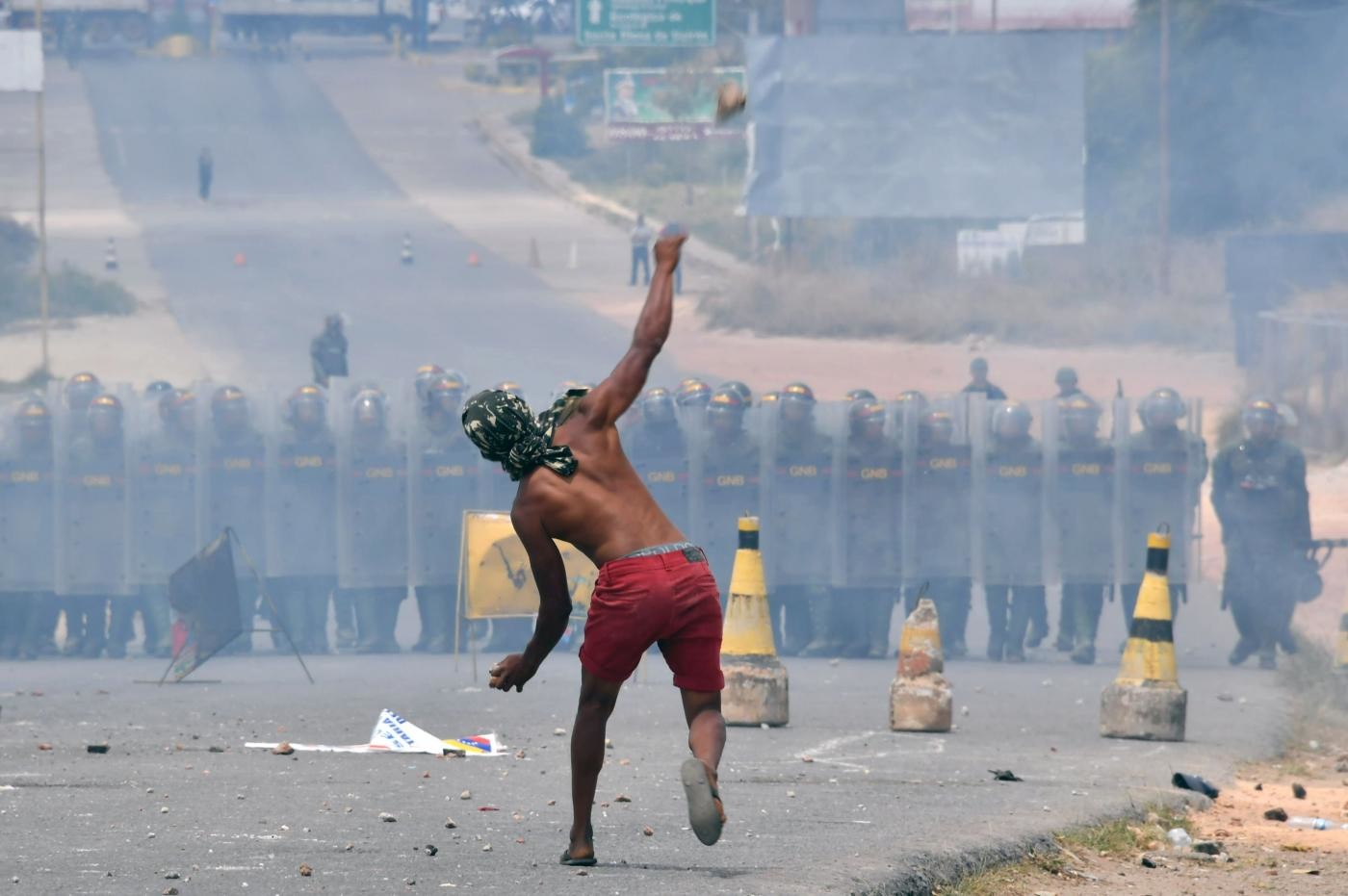 Venezuela, almeno 25 morti negli scontri al confine con Brasile e Colombia