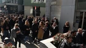 Incendio a Milano, folla in strada
