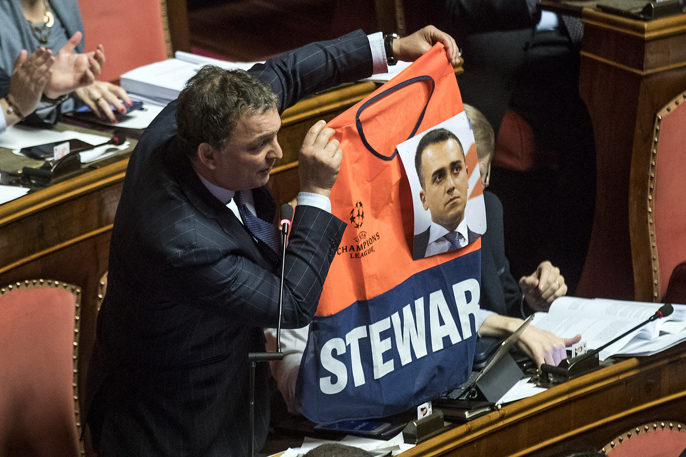 Decretone, bagarre in Senato. Saccone (FI) mostra gilet da steward con la foto di Di Maio
