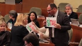 Torino, bagarre in Consiglio Regionale: il Pd espone cartelli ‘Sì Tav’