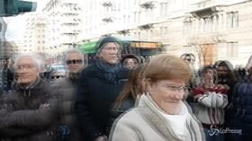 Milano, la Banda degli ottoni protesta davanti al tribunale con flauti e trombe