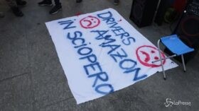 Milano, turni massacranti: fattorini di Amazon in sciopero