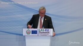 Il cellulare di Juncker non smette di suonare: “È la solita sospetta, mia moglie”