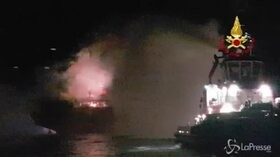 Chioggia: nave cargo in fiamme, equipaggio evacuato