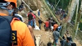 Indonesia, crolla miniera d’oro illegale: decine di persone sepolte vive