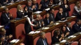 Decretone, bagarre in Aula. Forza Italia con i gilet blu: “Sì lavoro, no bugie”