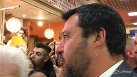 “Signor Giuseppe? Sono Matteo Salvini”, il leader leghista chiama il marito di una fan