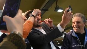 Salvini: brindisi a Cagliari e selfie con il gamberetto