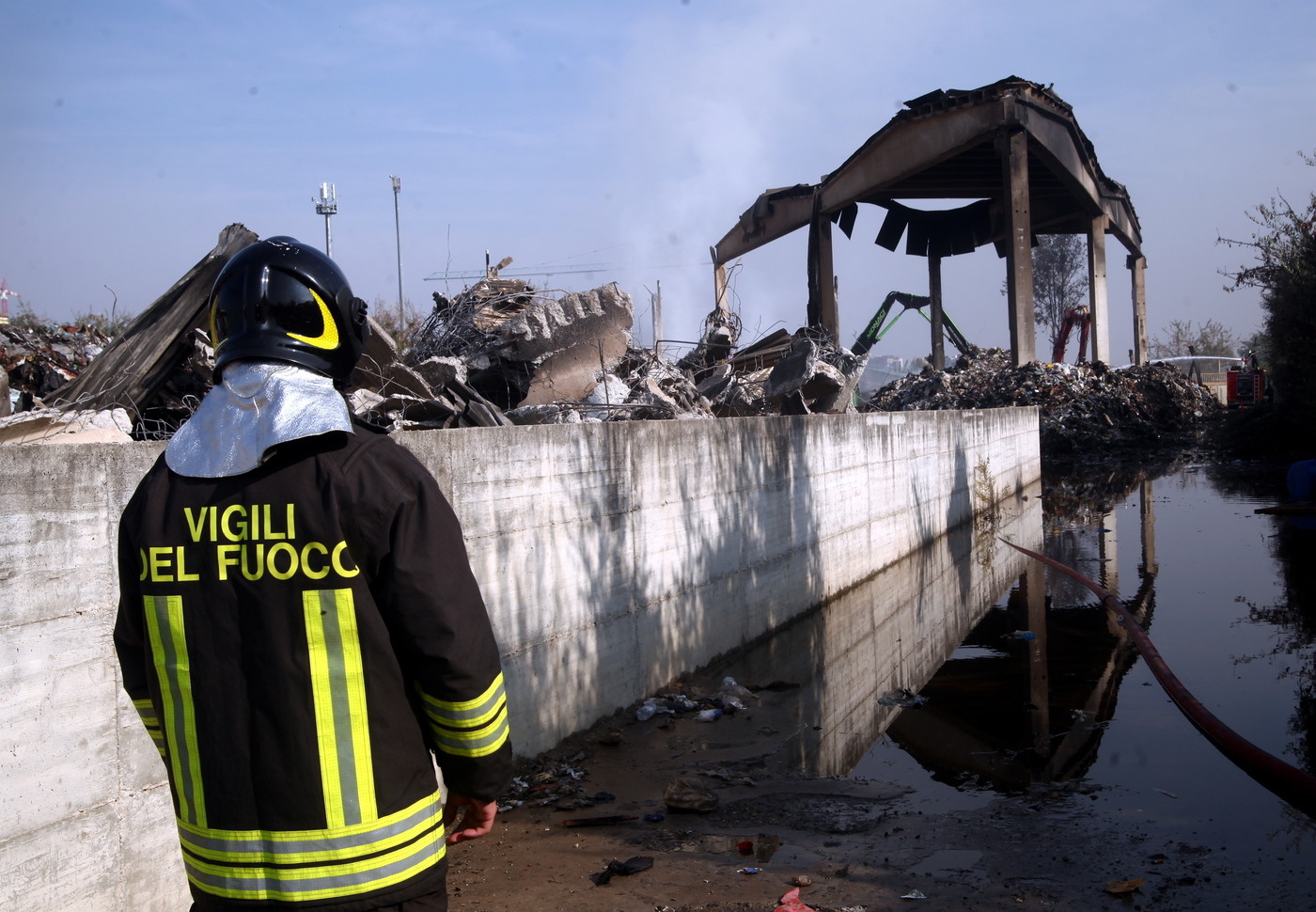 Milano, maxi incendio per smaltire rifiuti illegali. Uno degli arrestati: “Faremo il botto”