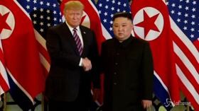 Hanoi, la stretta di mano tra Kim e Trump