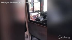 Sms mentre guida l’autobus, bufera su un conducente Atac a Roma