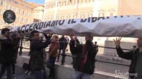Roma, “spinello” gigante davanti a Montecitorio per legalizzazione cannabis