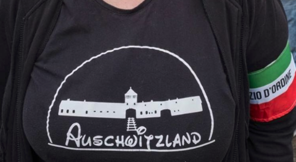 Indossò maglietta ‘Auschwitzland’ a Predappio: multa di 9mila euro per l’attivista