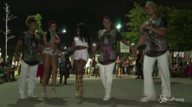 Inizia il carnevale di Rio: musica, canti e balli per le strade