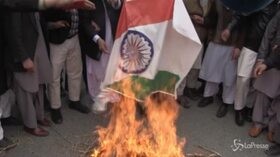 Pakistan, manifestanti bruciano bandiera indiana