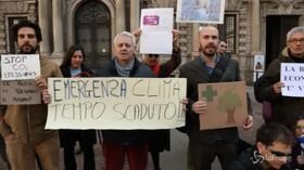 Milano, sciopero ambientalista: “Non c’è un pianeta B, salviamo questo qui”