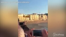 Aereo plana a pochi metri dalla folla, paura a San Sebastian