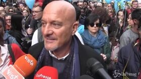 Corteo a Milano, Claudio Bisio: “Questa è l’Italia che mi piace”