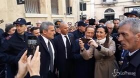 Matera abbraccia Berlusconi: strette di mano e selfie per l’ex premier
