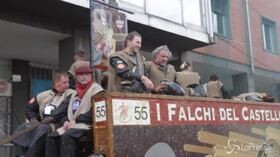 Ivrea, Davide Casaleggio sul carro dei Falchi nella battaglia delle arance