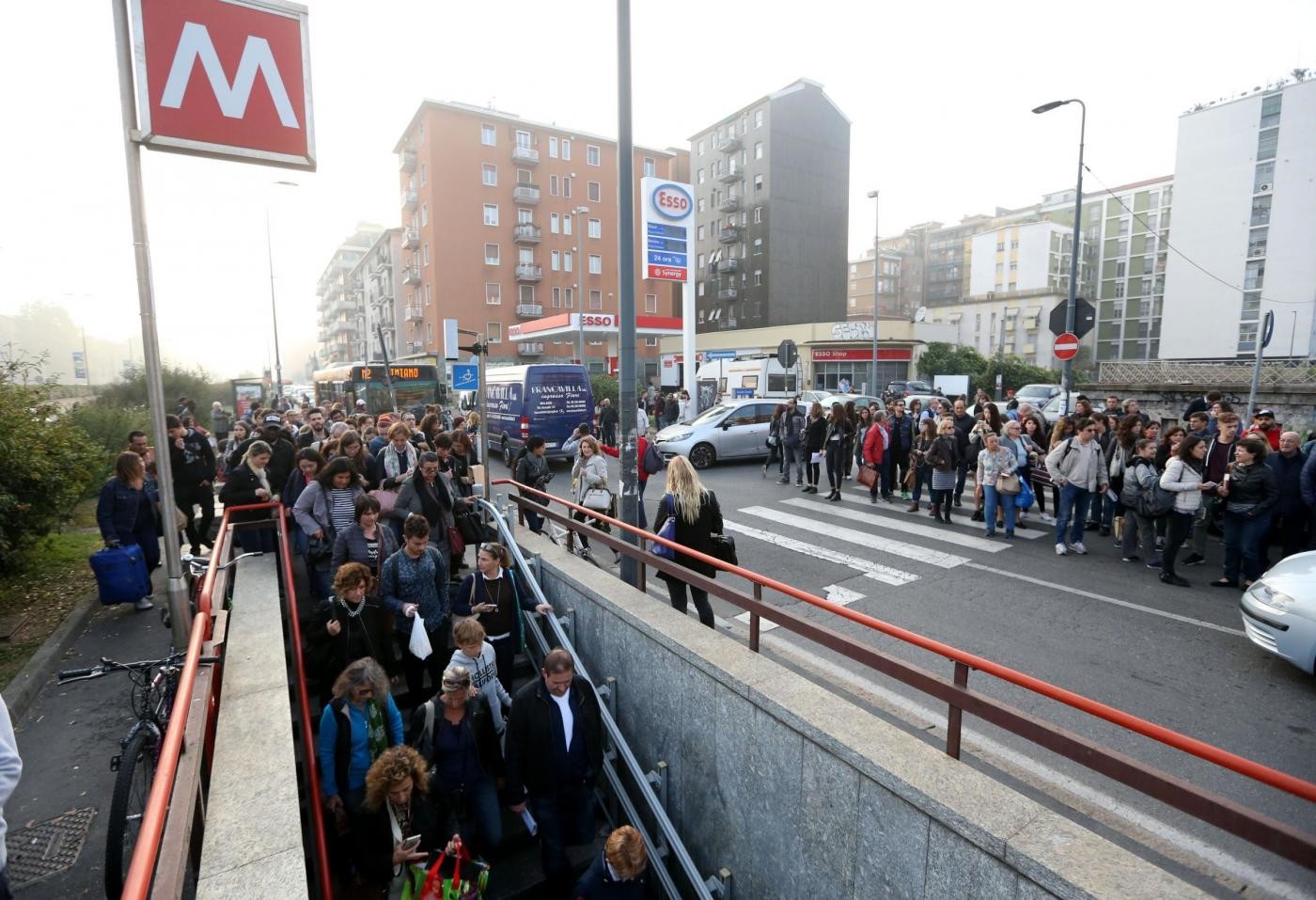 Milano, brusca frenata in metro: feriti alcuni passeggeri