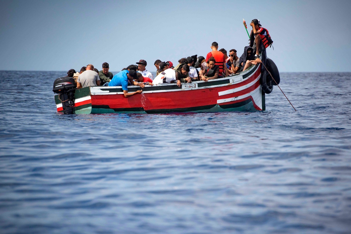 Carnevale, carro choc con migranti e cartelli “No pago affitto” a Formello
