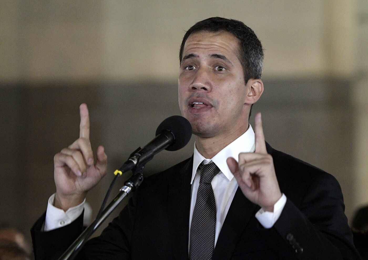 Venezuela, Guaido torna a Caracas: ora rischia l’arresto. Usa: “Pronti a reagire in caso di minacce”