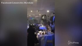 Argentina, la tempesta distrugge la sala ricevimenti: panico al matrimonio