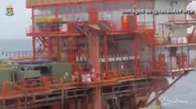 Ancona, si stacca gru da una piattaforma dell’Eni: un morto