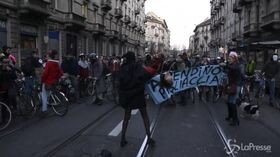 Torino, anarchici in piazza contro Appendino: “Pagliaccia”