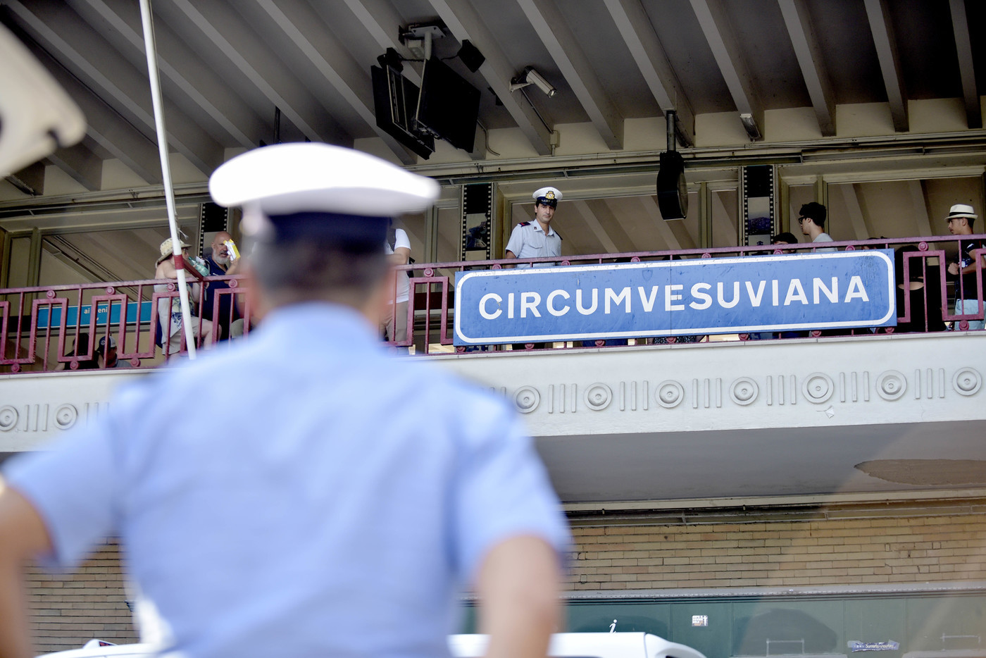Napoli, ragazza stuprata in Circumvesuviana: tre giovani fermati grazie alle telecamere