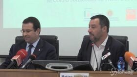 Vigili del Fuoco, Salvini: “Non ho messo la divisa sennò mi rompevano… “