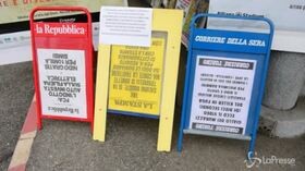 Torino, la protesta delle edicole: locandine dei giornali montate al contrario
