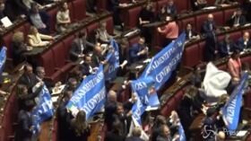 Legittima difesa, la Camera approva tra fischi e applausi