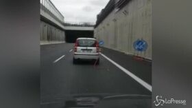Roma, la Panda sfreccia con il tubo della pompa di benzina ancora attaccato