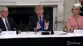 La gaffe di Trump: Tim Cook diventa “Tim Apple”