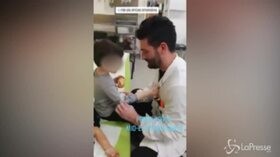 La gioia del bimbo che prova la protesi: “Ammazza! Posso tenerla?”