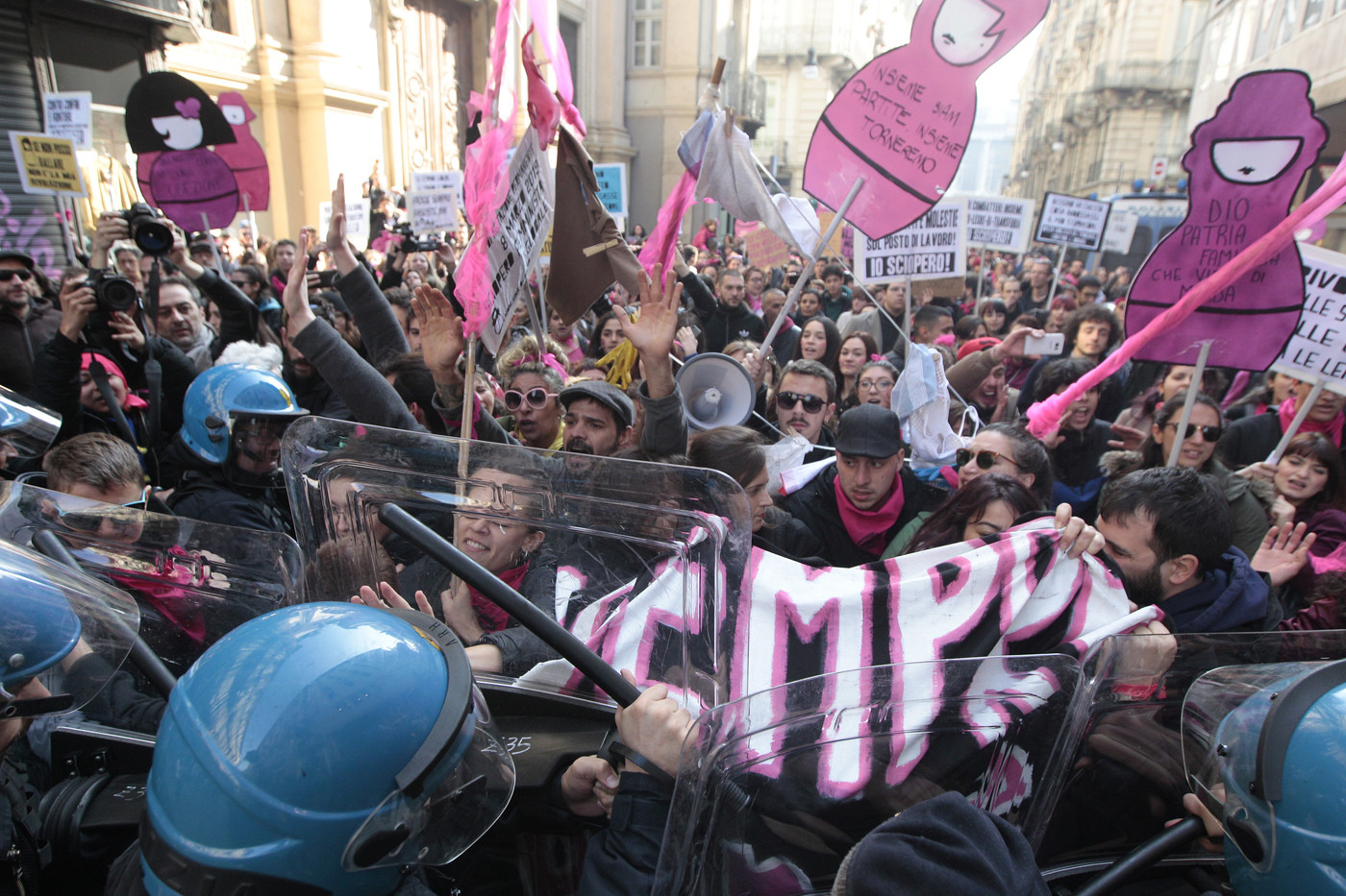 Torino, tensione allo sciopero globale Transfemminista dell’8 marzo