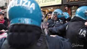 Lotto Marzo, scontri a Torino: il corteo femminista sfonda il cordone della polizia