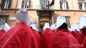 Roma, femministe vestite da ancelle sotto al ministero della Famiglia: “Ritirate ddl Pillon”