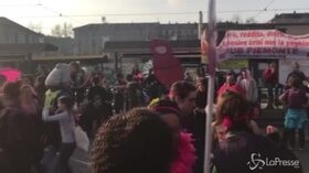Lotto Marzo, folla di manifestanti davanti a Porta Susa a Torino