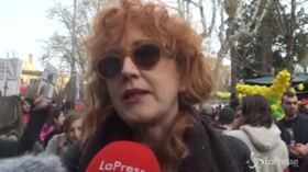 8 marzo, Fiorella Mannoia al corteo di Roma: “Non ci riporteranno indietro”