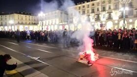 8 marzo, a Torino un falò contro gli stereotipi