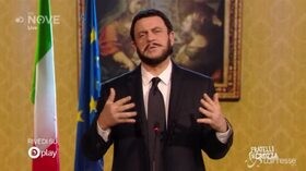 Crozza-Salvini esulta per il diritto alla legittima difesa: “Legge voluta da un pistola italiano”