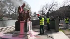 Milano, ripulita la statua di Montanelli imbrattata al corteo dell’8 marzo