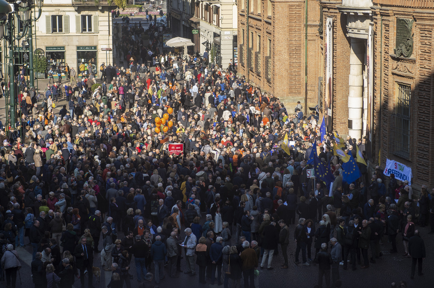 Tav, flash mob arancione a Torino per il Sì. Chiamparino: “Repubblica delle banane”