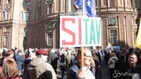 La Torino Si Tav circonda palazzo Carignano: “Vogliamo subito l’alta velocità”