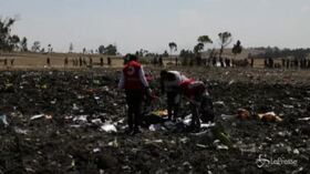 Incidente aereo in Etiopia, i resti del boeing nel luogo dello schianto