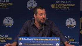 Salvini: “Ho mangiato pizzoccheri con burro e aglio, è un messaggio per le borse estere”